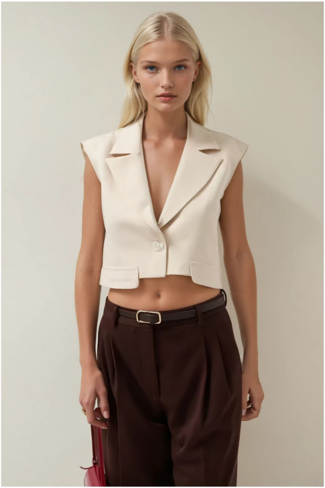 Bej Düğmeli Zarif Crop Yelek